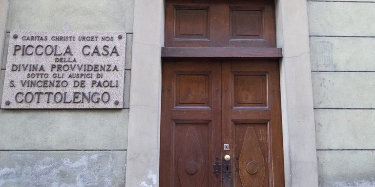 La Finanza dona abbigliamento sequestrato al Cottolengo