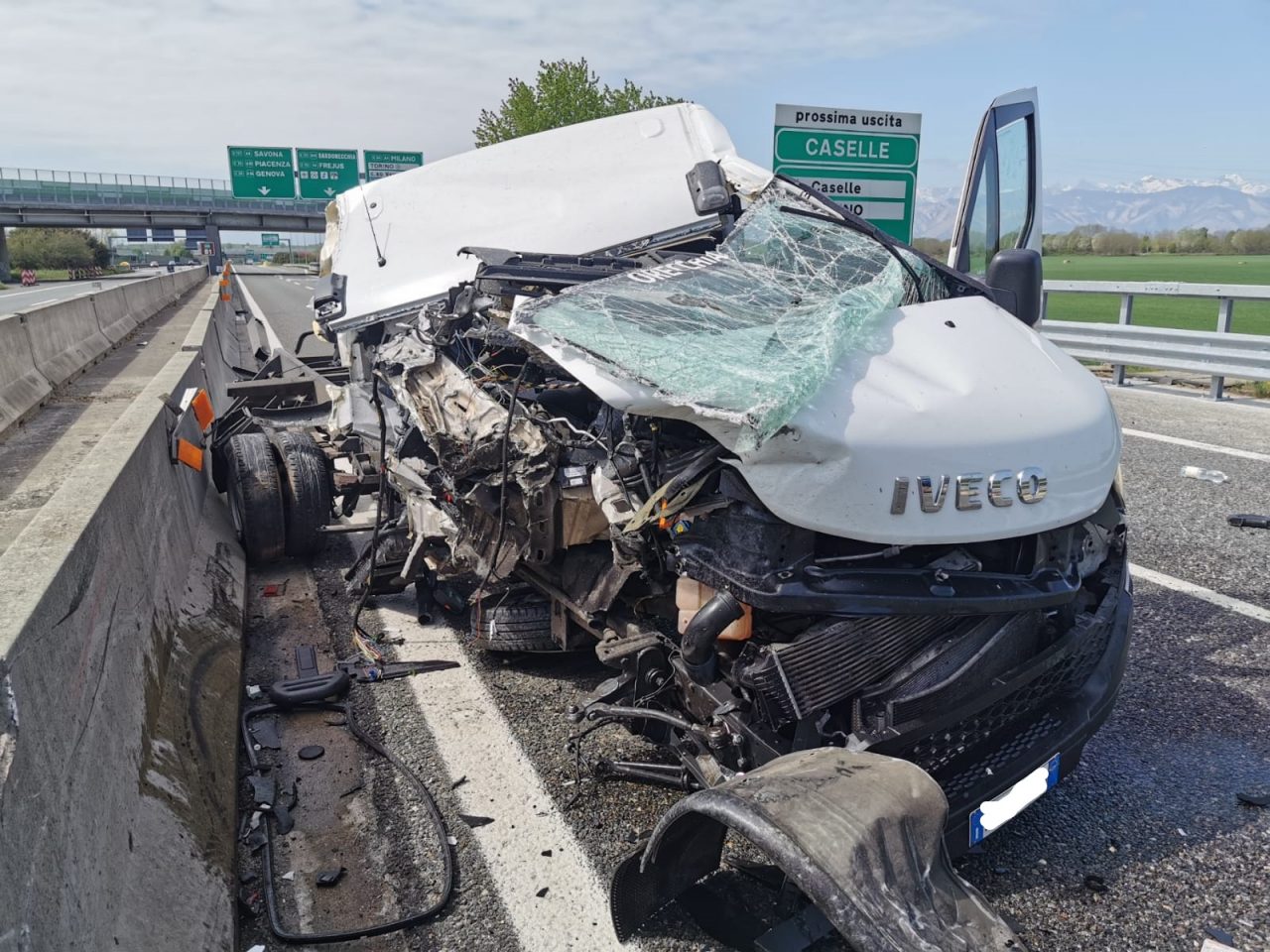 Incidente in tangenziale fra Caselle e Settimo: furgone perde il carico | FOTO