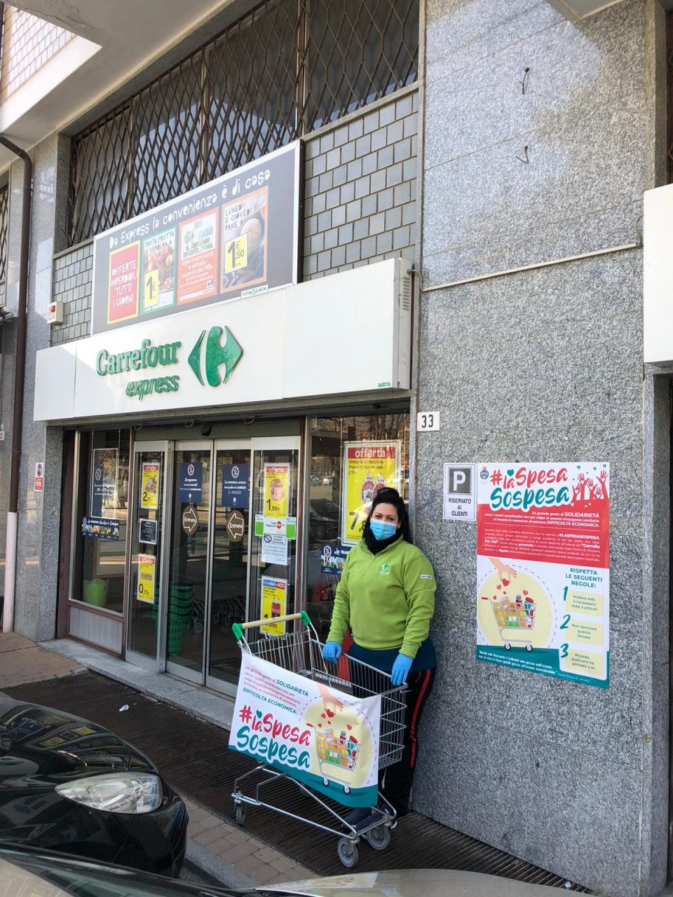 Spesa sospesa a Cuorgnè: fuori dai supermercati generi alimentari donati ai cittadini da altri cittadini