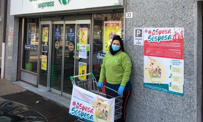 Spesa sospesa a Cuorgnè: fuori dai supermercati generi alimentari donati ai cittadini da altri cittadini