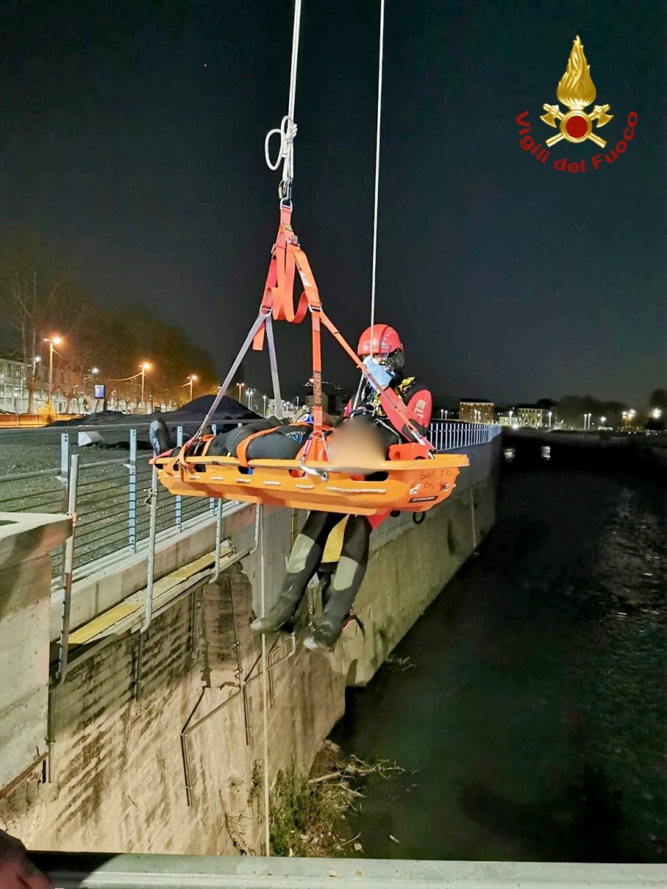 Uomo cade nella Dora, salvato dai Vigili del fuoco | FOTO