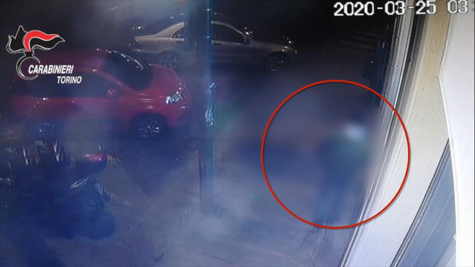 Rapinano un uomo davanti alla farmacia notturna, arrestati | VIDEO