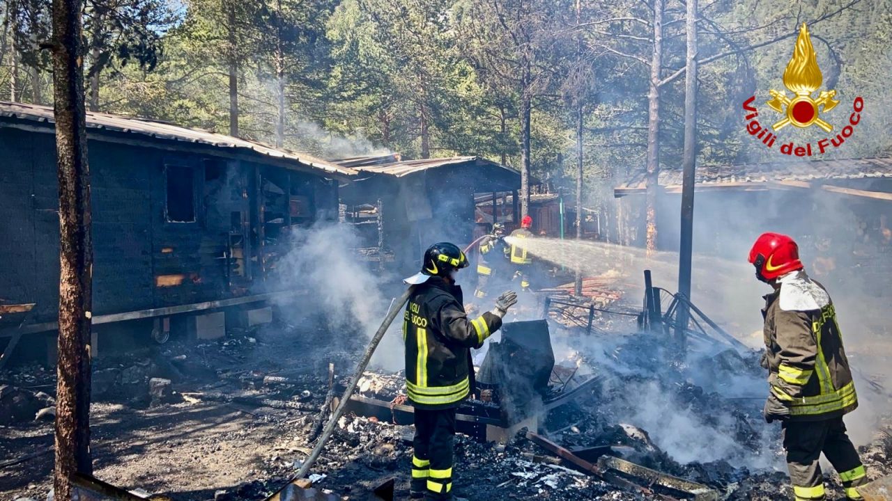Incendio in un campeggio a Bardonecchia | FOTO