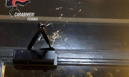 Mentre porta a spasso il cane spara ad un portone | VIDEO