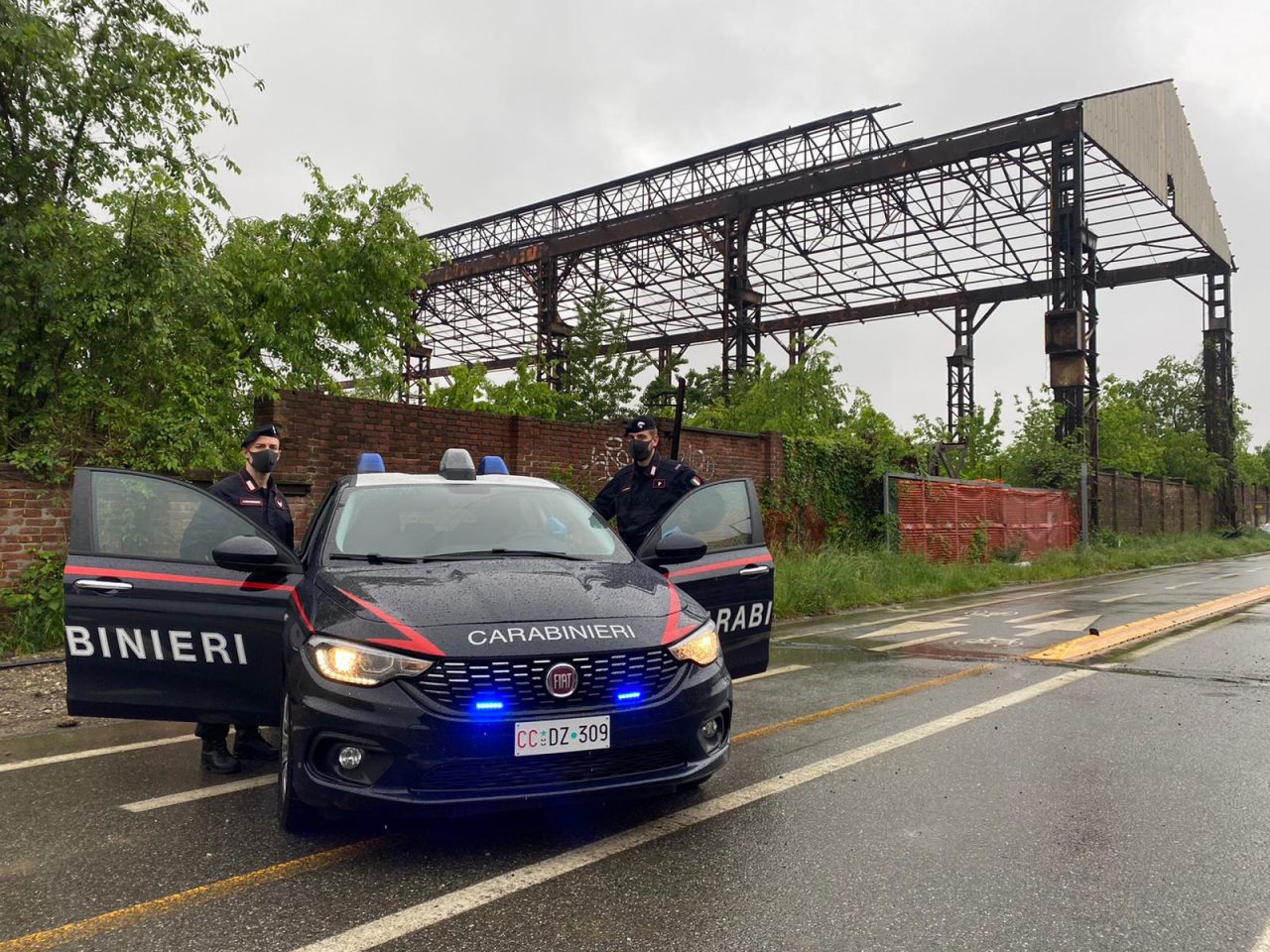 Partorisce nell’ex fabbrica abbandonata con l’aiuto dei carabinieri