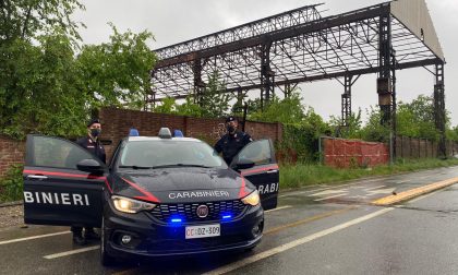 Partorisce nell'ex fabbrica abbandonata con l'aiuto dei carabinieri