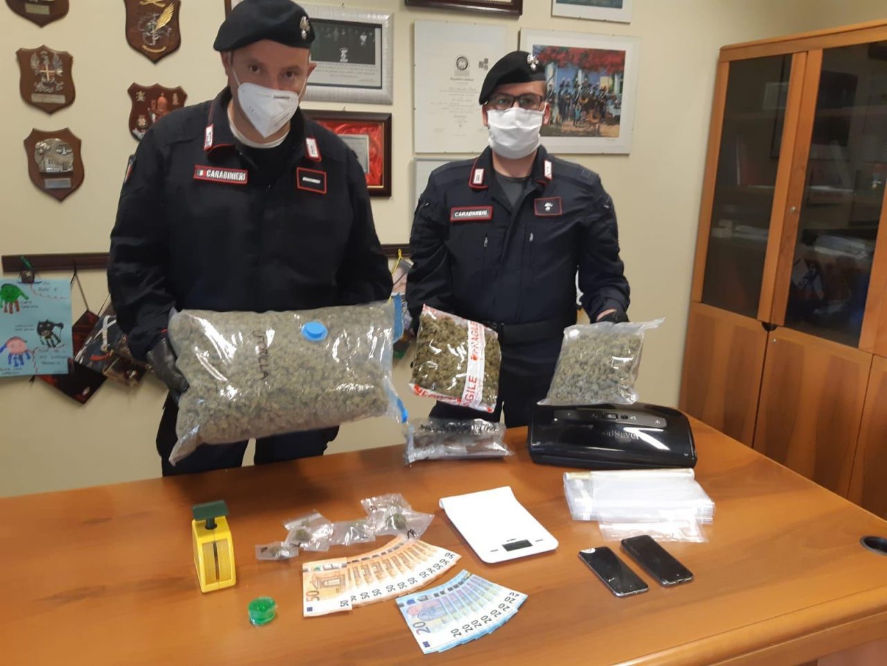 Market della droga h24 scoperto dai carabinieri