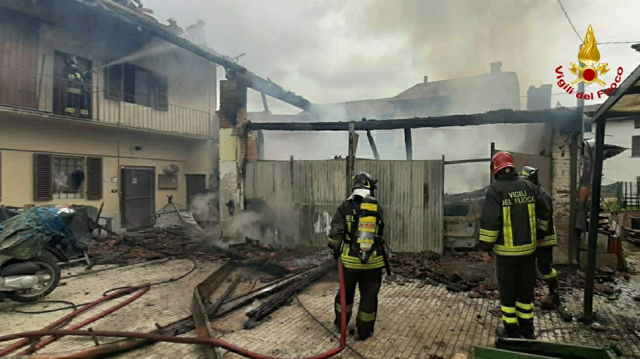 Incendio a Rivarossa, a fuoco un garage | FOTO