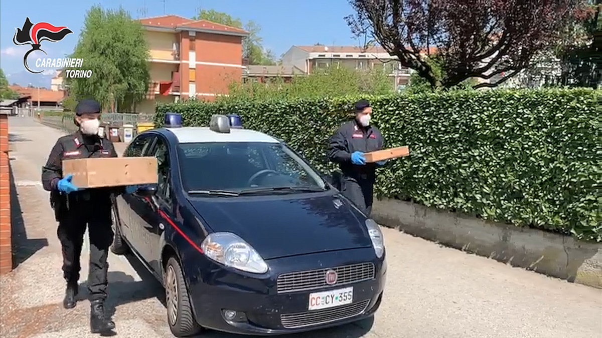 Carabinieri consegnano tablet e pc agli studenti eporediesi | VIDEO