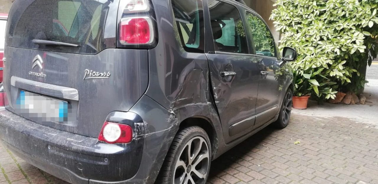 Tampona l’auto dei vicini dopo un diverbio: denunciato