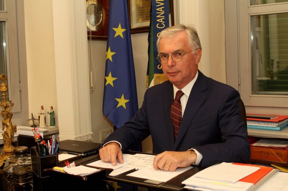 Il sindaco Papurello: «Se avessi deciso di fare lo showman, avrei scelto un altro percorso di vita»