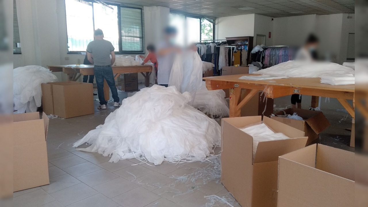 Laboratorio tessile riconvertito per la produzione di dpi: scoperti 16 lavoratori in nero | FOTO