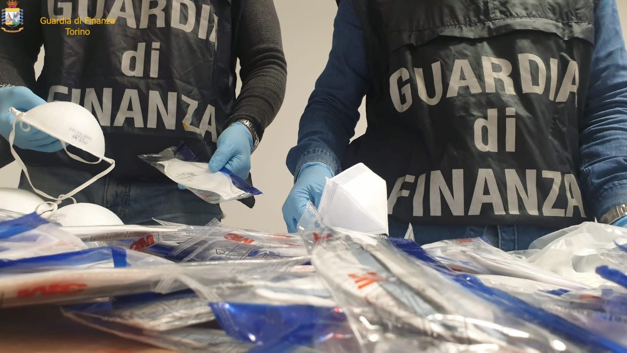 Una montagna di mascherine importate illecitamente scoperta dalla Finanza | VIDEO