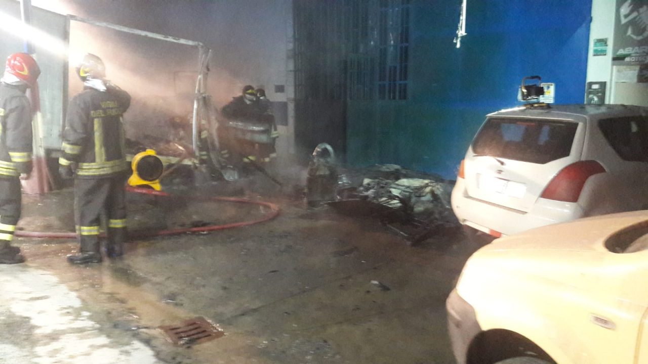 Incendio in una carrozzeria in frazione Muriaglio a Castellamonte | FOTO