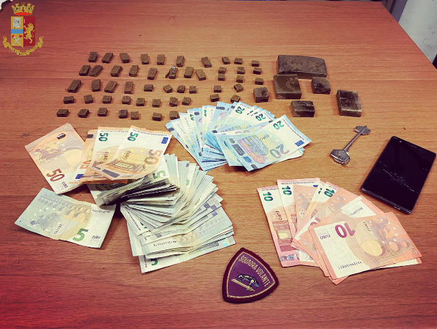 Agenti di Polizia liberi dal servizio arrestano spacciatore in centro città