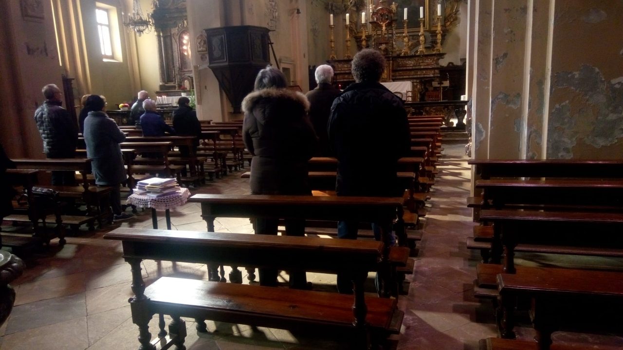 “Nuovi comandamenti” in parrocchia per la messa, al posto dell’acqua santa gel igienizzante