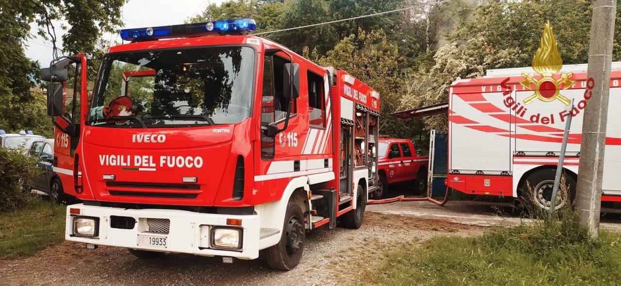Incendio in una villetta, l’intervento dei Vigili del fuoco