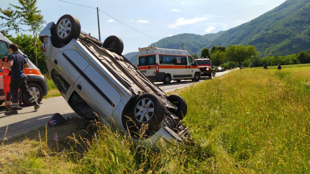 Incidente a Borgofranco auto si ribalta e finisce fuori strada