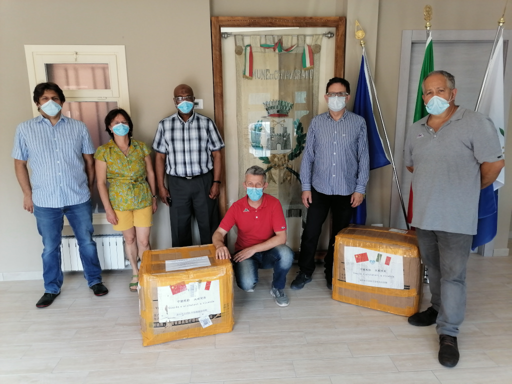 I cinesi donano 12mila mascherine al Comune