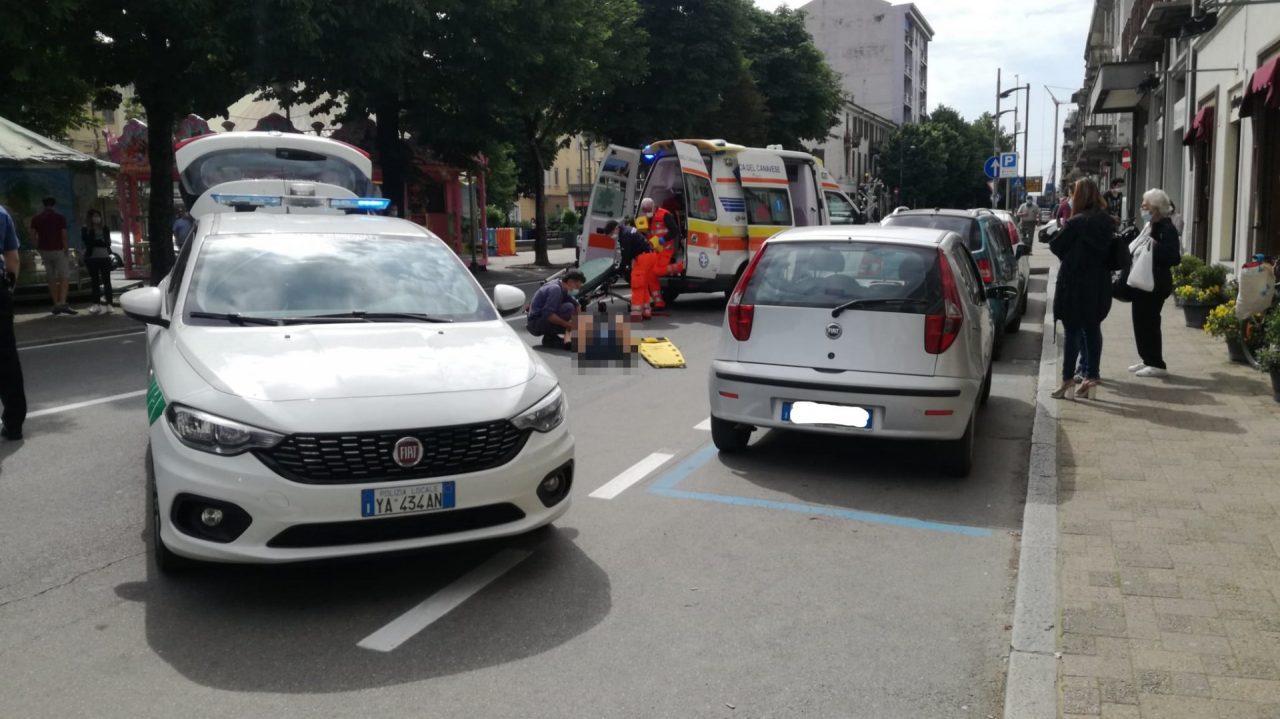 Incidente a Rivarolo, ciclista colpita dalla portiera di un’auto | FOTO