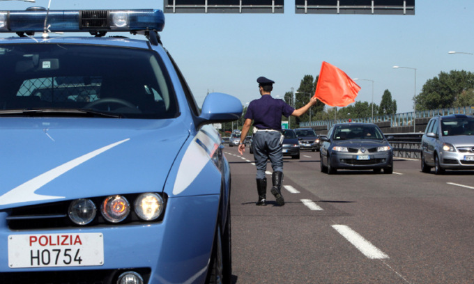 In monopattino sull’autostrada Torino-Milano, fermato un 30enne