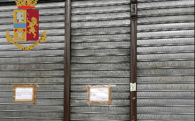 Personale senza guanti e mascherine, chiuso market