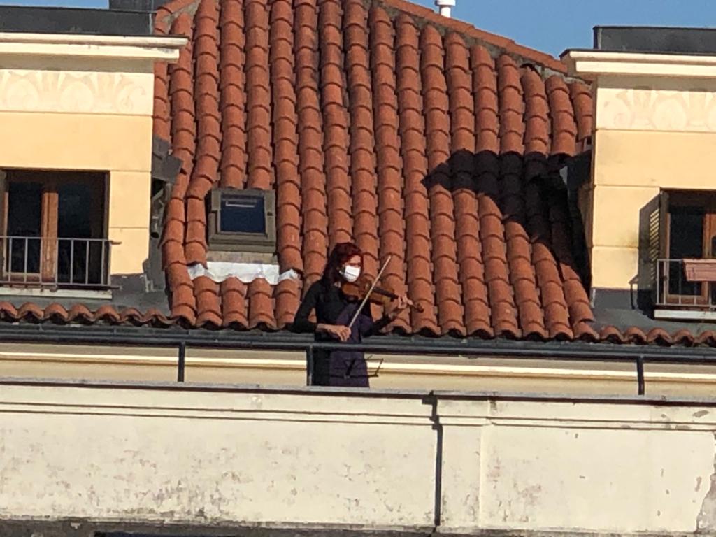 Musica dalla balconata, concerto della violinista russa Tatiana Korelskaia | VIDEO