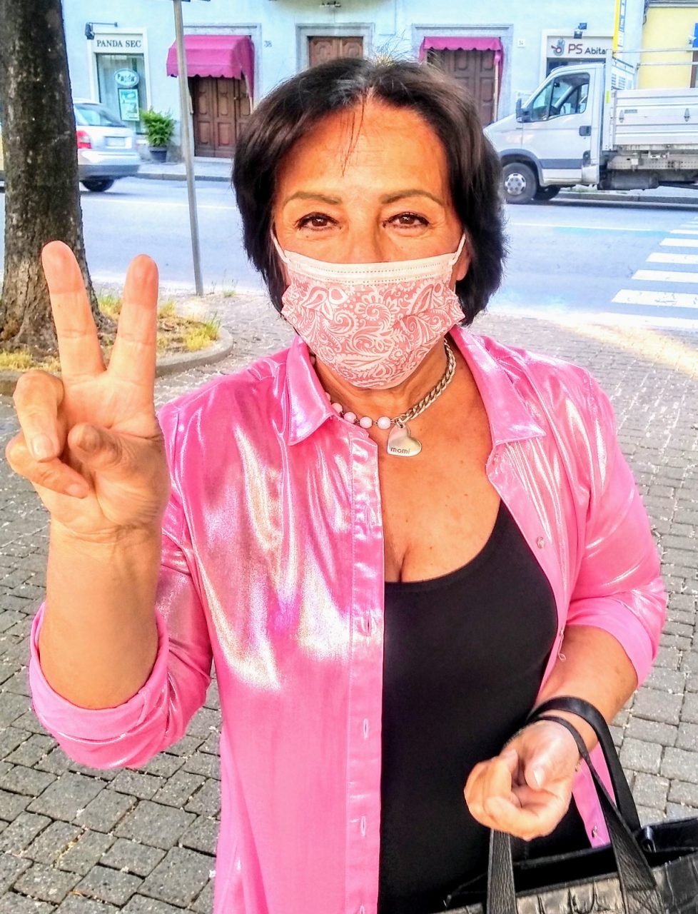 Coronavirus sorrisi dietro