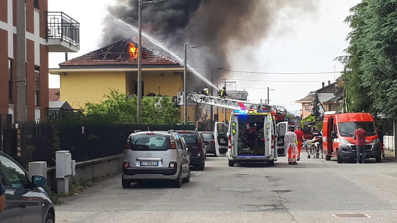 Casa a fuoco a Leini | FOTO e VIDEO
