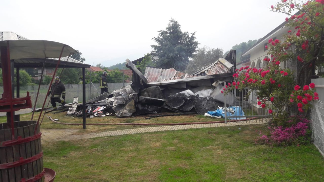 Garage devastato dalle fiamme a Castellamonte | FOTO e VIDEO
