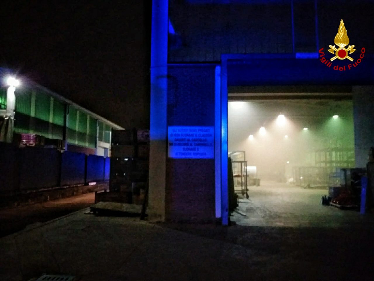 Incendio in un’azienda di vernici a Bruino