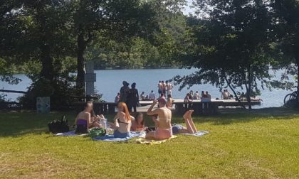 A prendere il sole al lago Sirio: scatteranno multe fino a 3mila euro