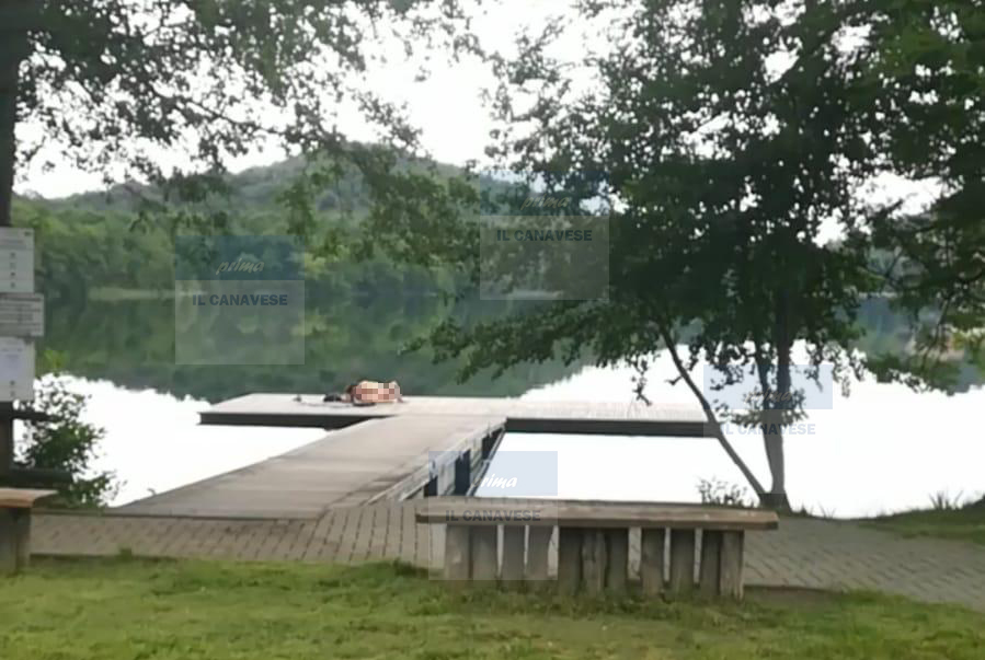 Sesso al lago Sirio in pieno giorno… spettacolo a luci rosse sulla piattaforma
