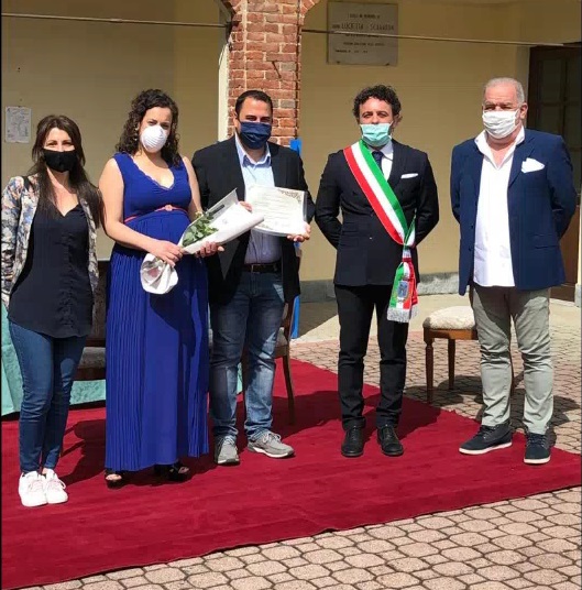 Il «sì» di Matteo ed Erika, sposi con mascherina ai tempi di Covid