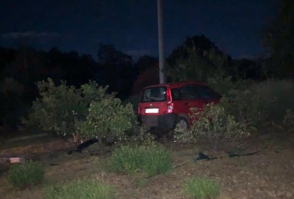 Con l’auto finisce sulla rotonda della provinciale