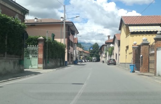 Un semaforo ed un dissuasore in centro al paese