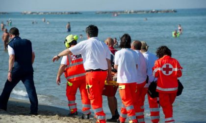 Malore in spiaggia durante una passeggiata, muore torinese