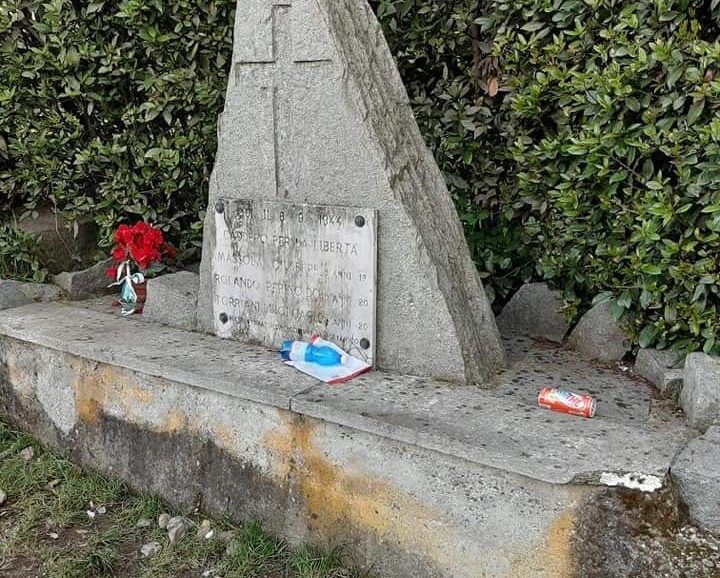 Immondizia gettata al monumento ai caduti di Oglianico, ancora inciviltà