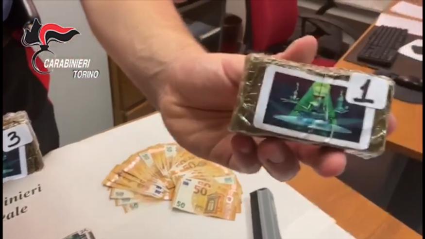 Lavavetri spaccia al semaforo l’hashish “alieno”