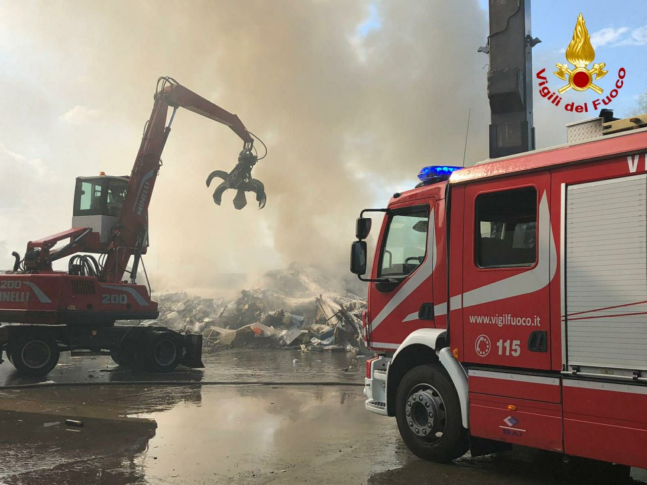 Incendio rifiuti in una ditta specializzata per lo smaltimento
