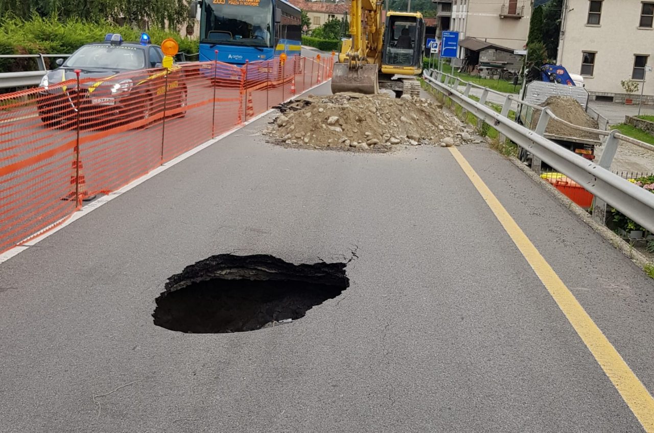 Voragine in strada  ceduto di nuovo l’asfalto sulla provinciale