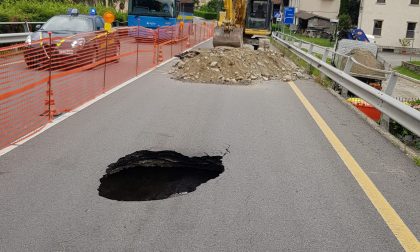 Voragine in strada  ceduto di nuovo l'asfalto sulla provinciale