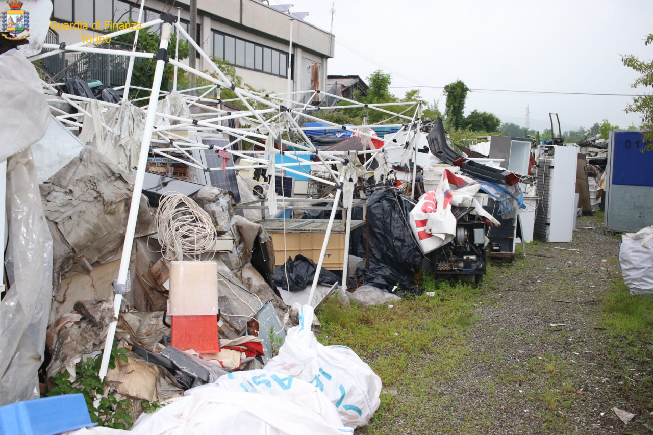 Discarica abusiva a cielo aperto in Canavese scoperta dalla Finanza