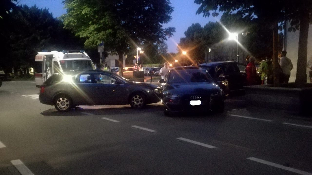 Scontro fra due auto a Rivarolo | FOTO