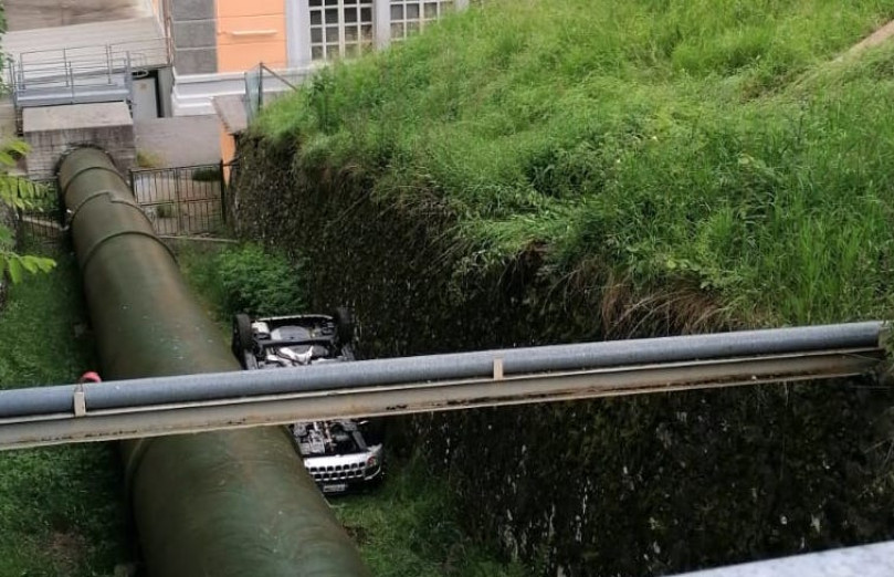 L’auto nel canale: feriti nonno e nipotina