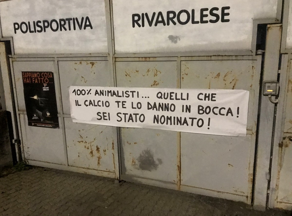 Striscione a Rivarolo contro il ragazzino che ha ucciso a calci un riccio