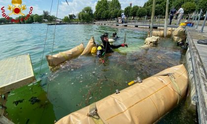 Piccola imbarcazione affonda nel lago di Viverone, recuperata dai Vigili del fuoco