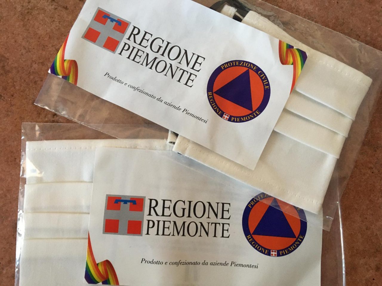 Mascherine tossiche distribuite dalla Regione: è tutto falso, una bufala | VIDEO