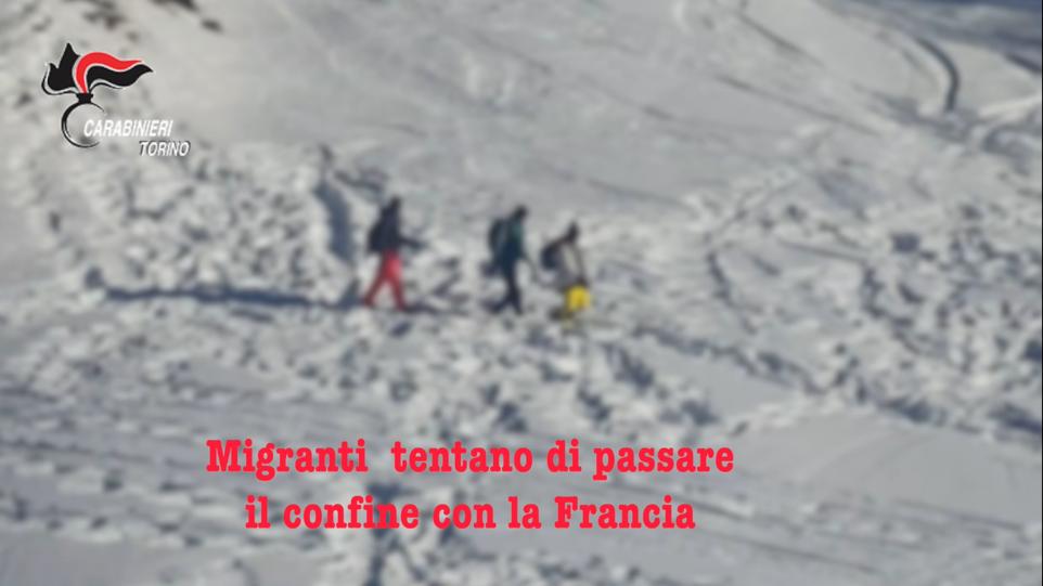 Aiutavano i migranti a passare il confine, arresti per un gruppo di anarco-ambientalisti | VIDEO