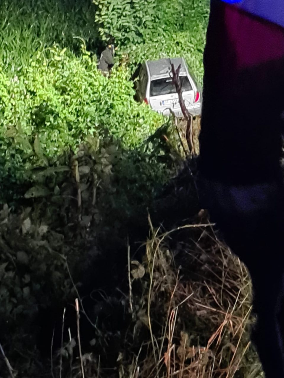 Auto nella scarpata, ma il conducente non c’è | FOTO